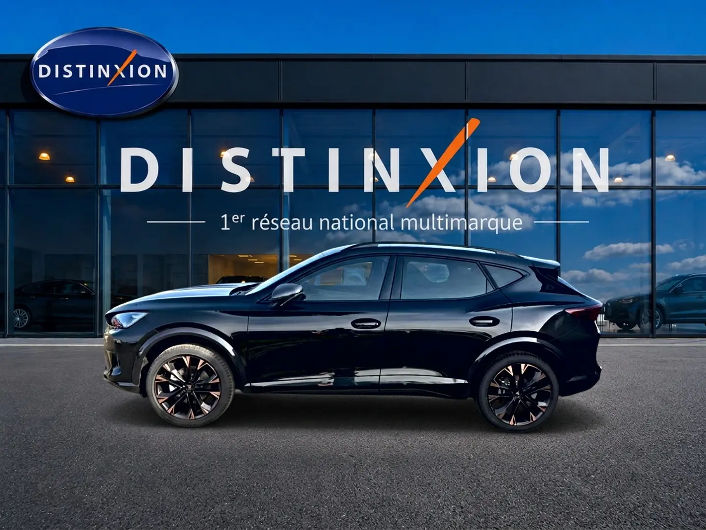 Profil côté gauche du CUPRA Formentor noir 2026 avec jantes noires et détails cuivrés, devant une vitrine Distinxion.
