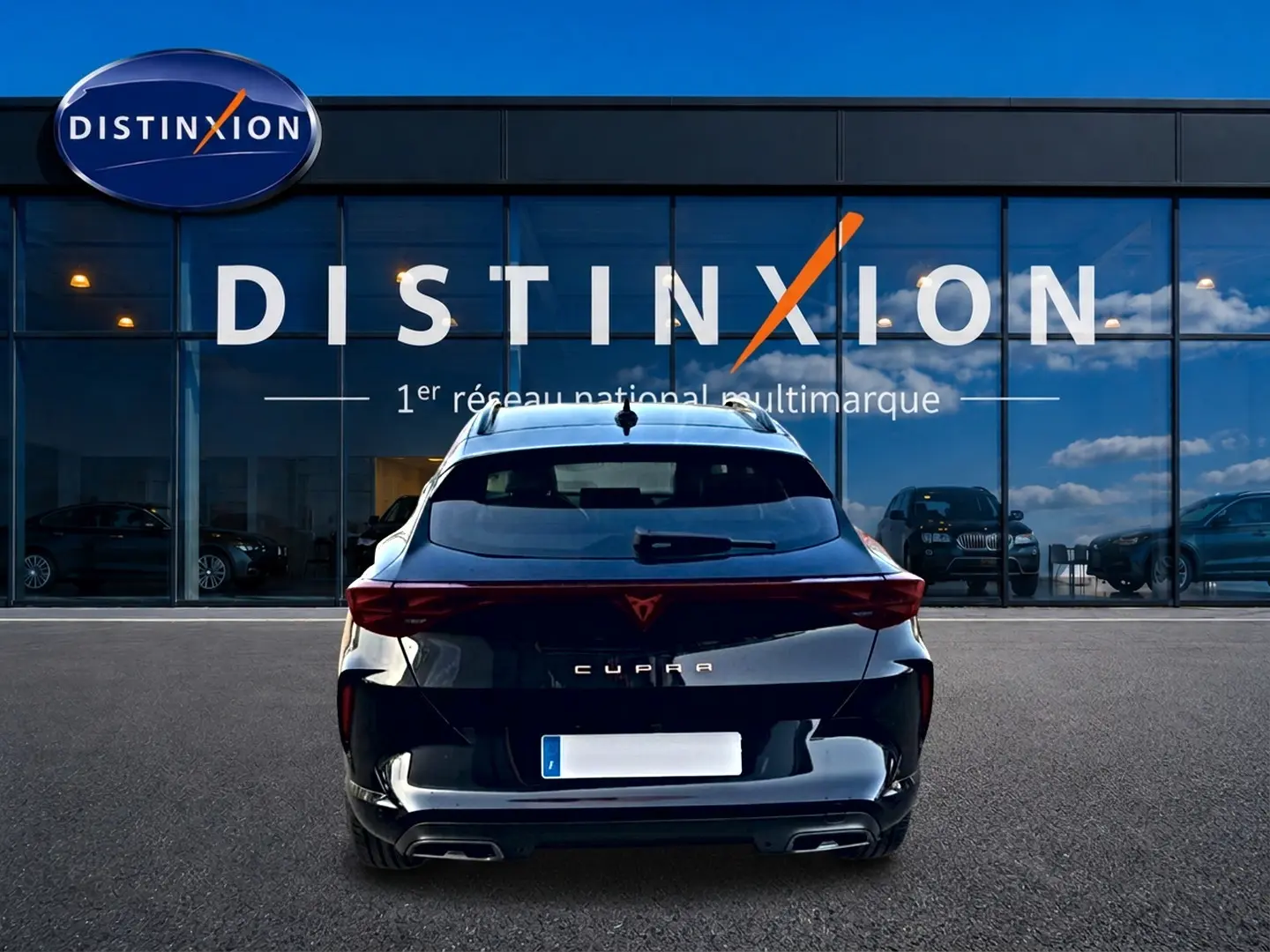 Vue arrière d'un CUPRA Formentor noir 2026, soulignant ses feux LED et double sortie d'échappement intégrée.