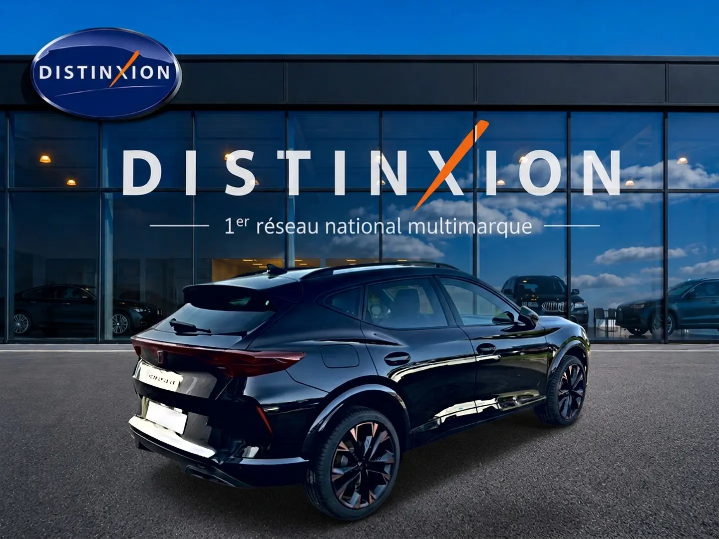 Vue 3/4 arrière droite d'un CUPRA Formentor noir brillant avec jantes noires et détails cuivrés, devant une vitrine Distinxion.