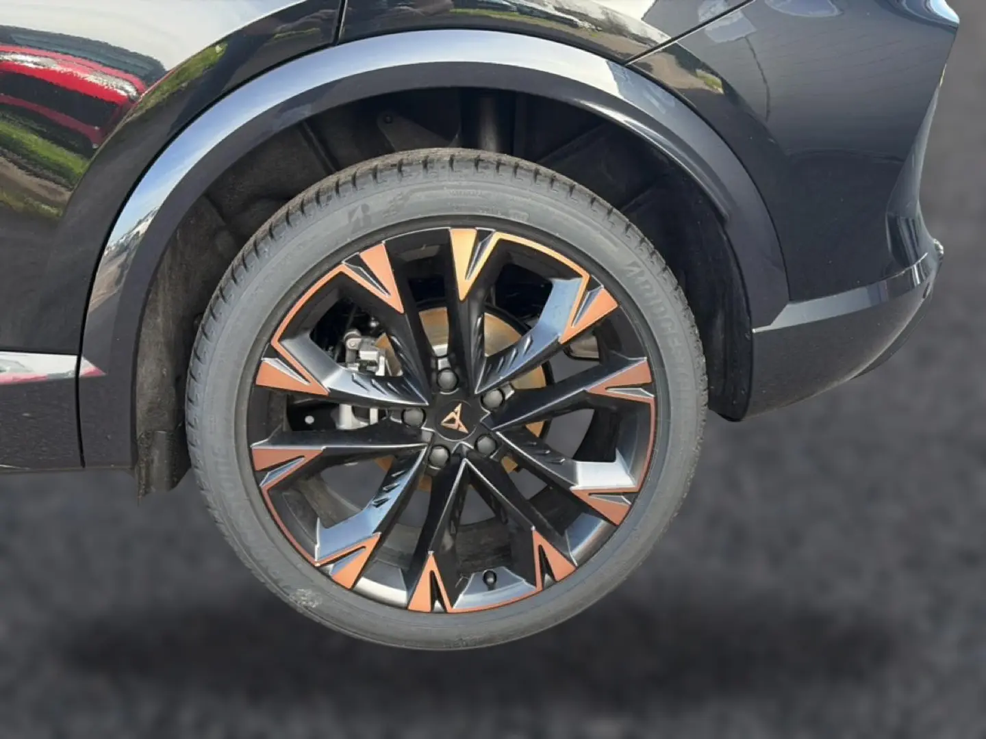 Gros plan sur la roue arrière droite noire avec jante noire et cuivre du CUPRA Formentor 2.0 TDI 150 DSG7 2026.