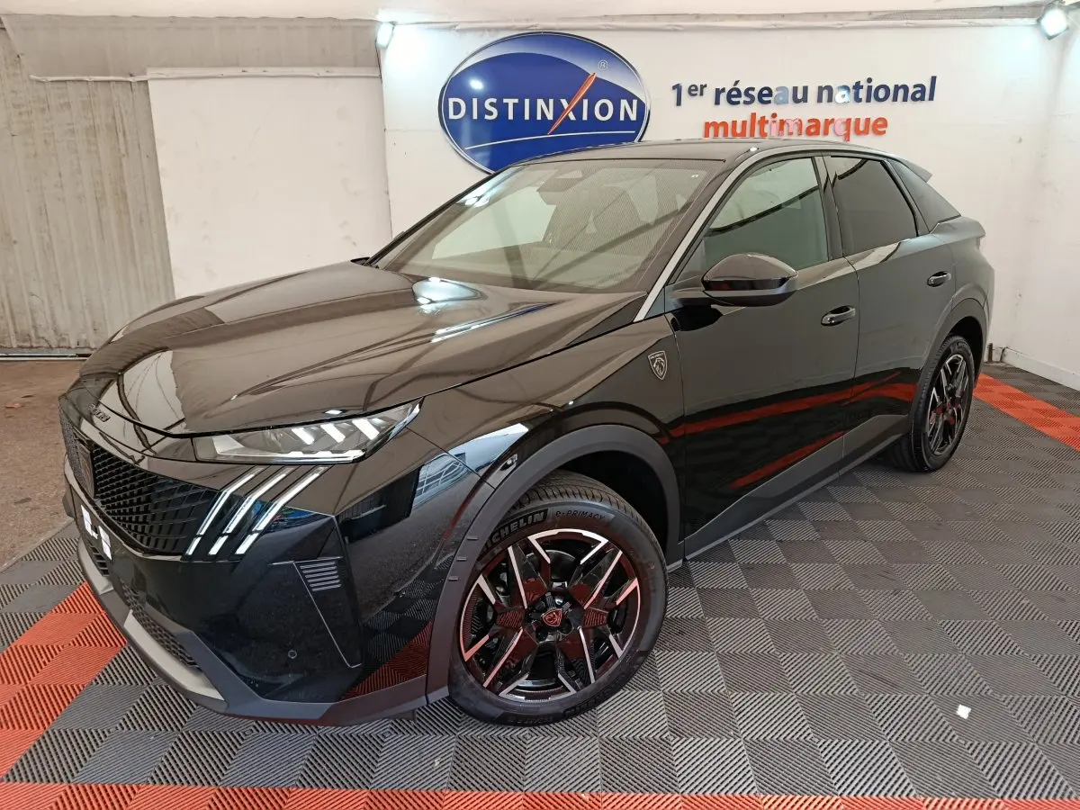 Peugeot 3008 1.2 Hybrid 145 GT noir en 3/4 avant droit, avec jantes noires et phares LED distinctifs.