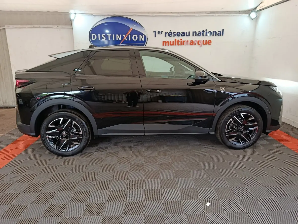 Profil droit d’un Peugeot 3008 noir 2025 avec jantes noires brillantes et vitres teintées en showroom.