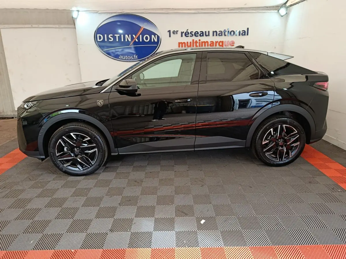 Vue de profil côté gauche d’un Peugeot 3008 noir 2025 avec jantes alliage et logo GT visible sur l’aile avant.
