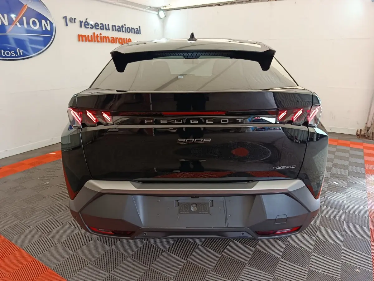 Vue arrière d’un Peugeot 3008 noir hybride 2025 avec feux arrière LED distinctifs et logo centré.