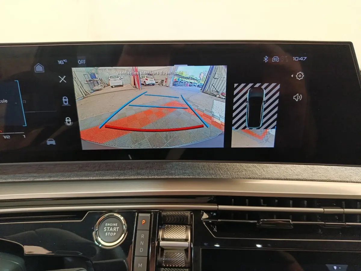 Écran tactile intérieur montrant la caméra de recul et l’aide au stationnement du Peugeot 3008 noir, vue de face.