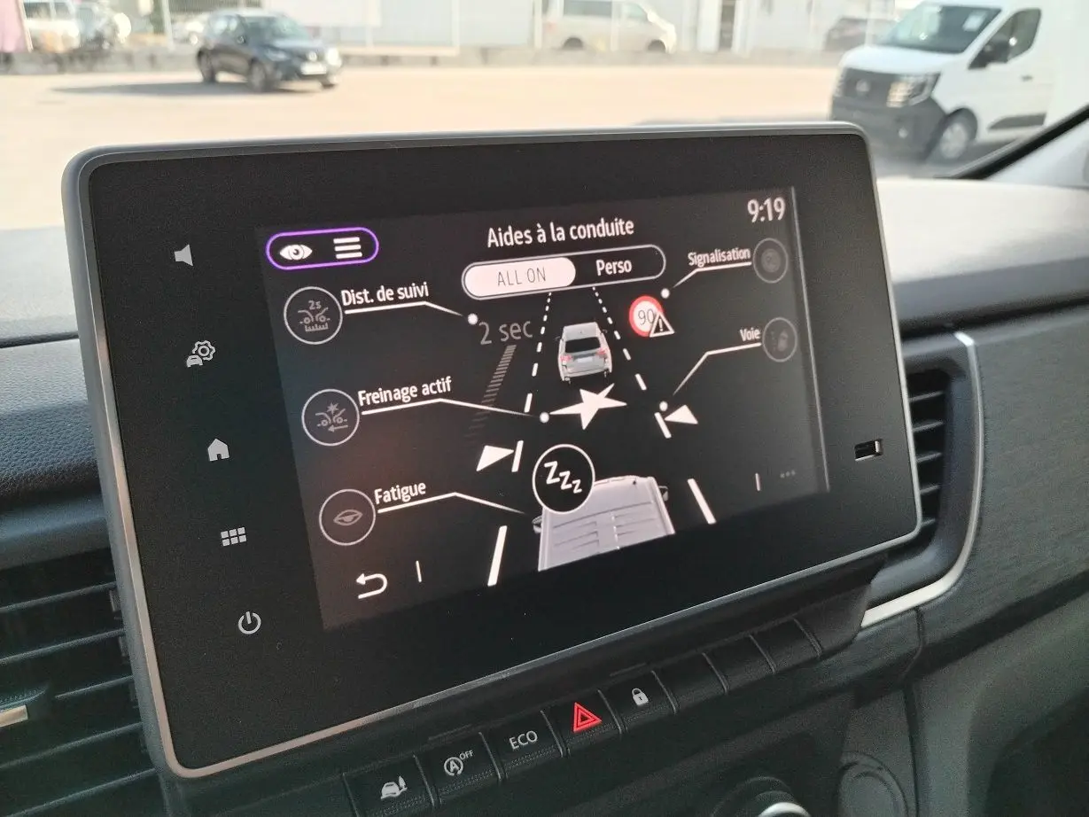 Écran tactile intérieur du Nissan Primastar blanc 2025 montrant les aides à la conduite en mode personnalisé.