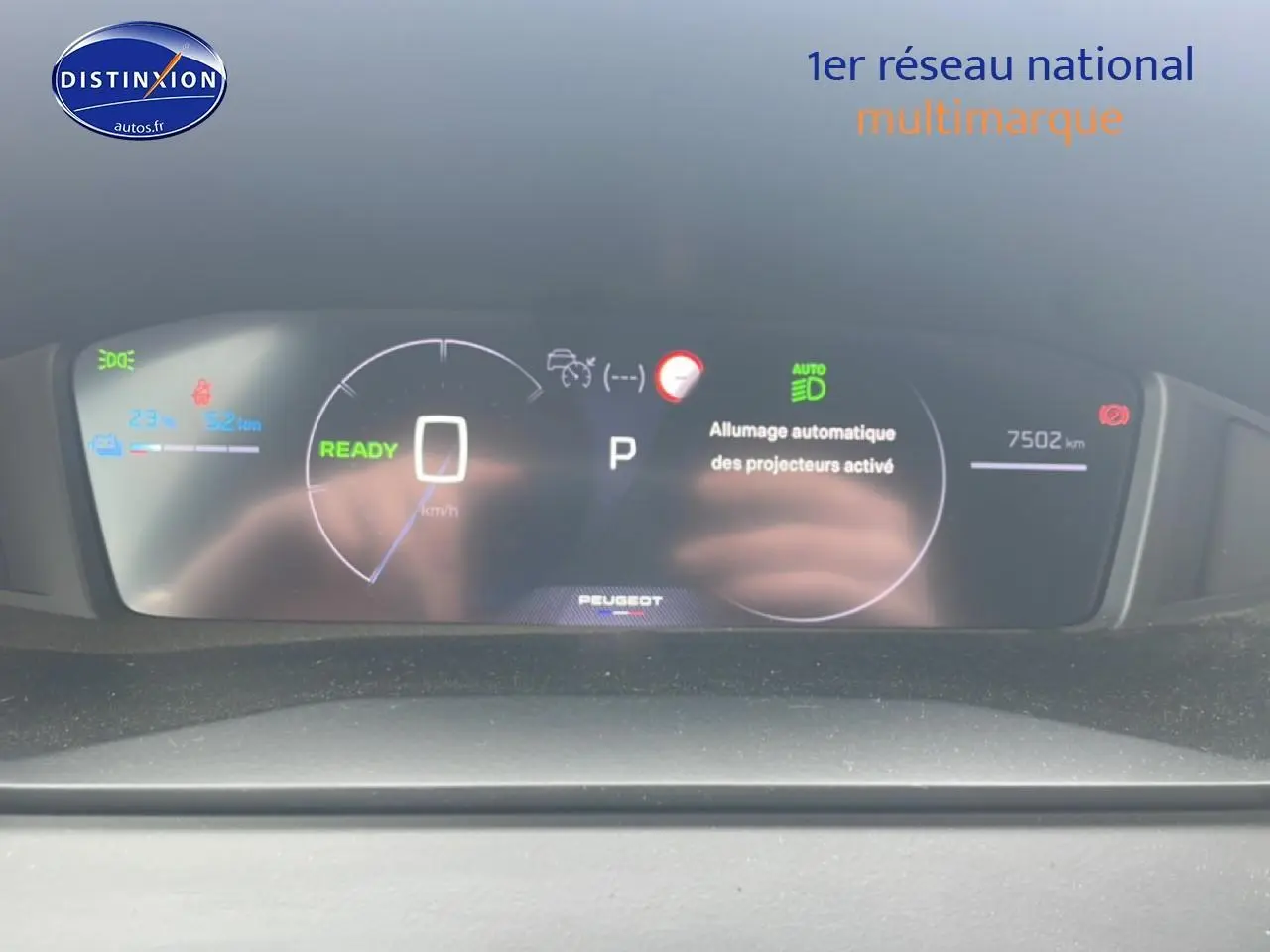 Tableau de bord numérique du Peugeot 2008 E-136 allure 2025 affichant la vitesse et l'autonomie.