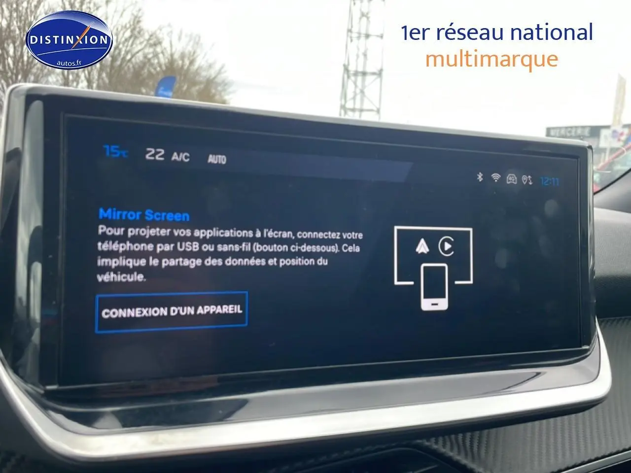 Écran tactile multifonction intérieur du Peugeot 2008 E-136 allure 2025, affichant la connexion Mirror Screen.