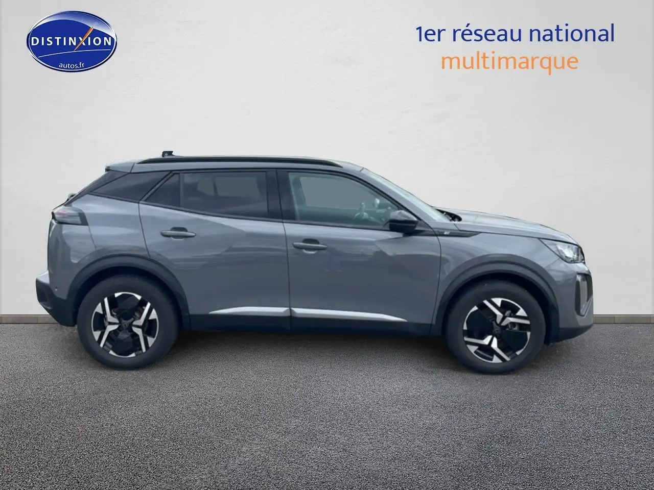 Peugeot 2008 E-136 allure gris sellenium e vu de profil côté gauche sur fond neutre.