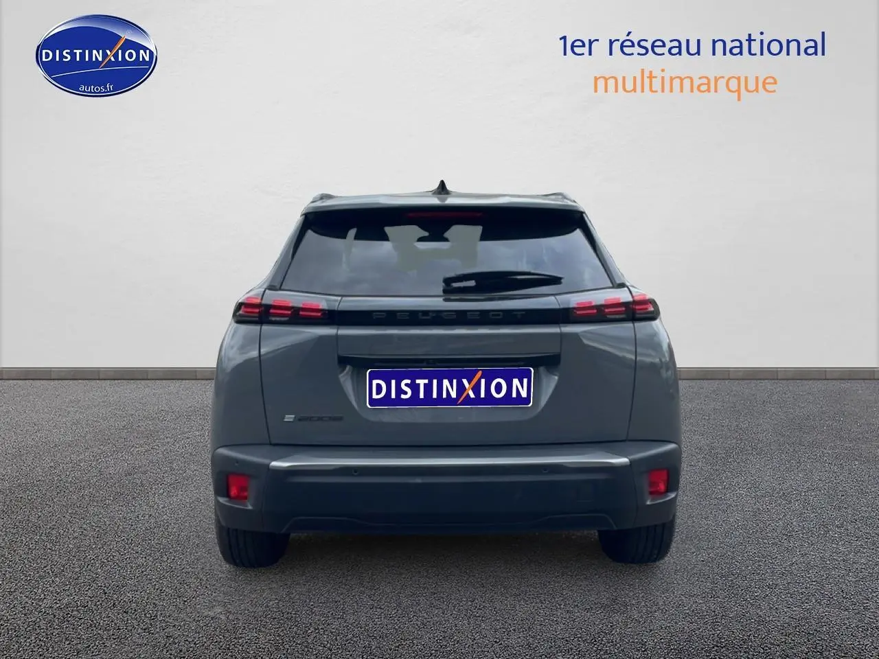 Vue arrière d'un Peugeot 2008 E-136 allure gris sellenium e avec feux arrière LED et lunette arrière teintée.