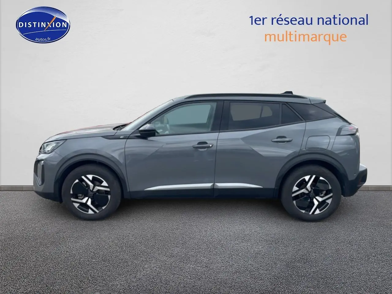 Peugeot 2008 E-136 allure gris sellenium e vue de profil côté gauche avec jantes alu et barres de toit.