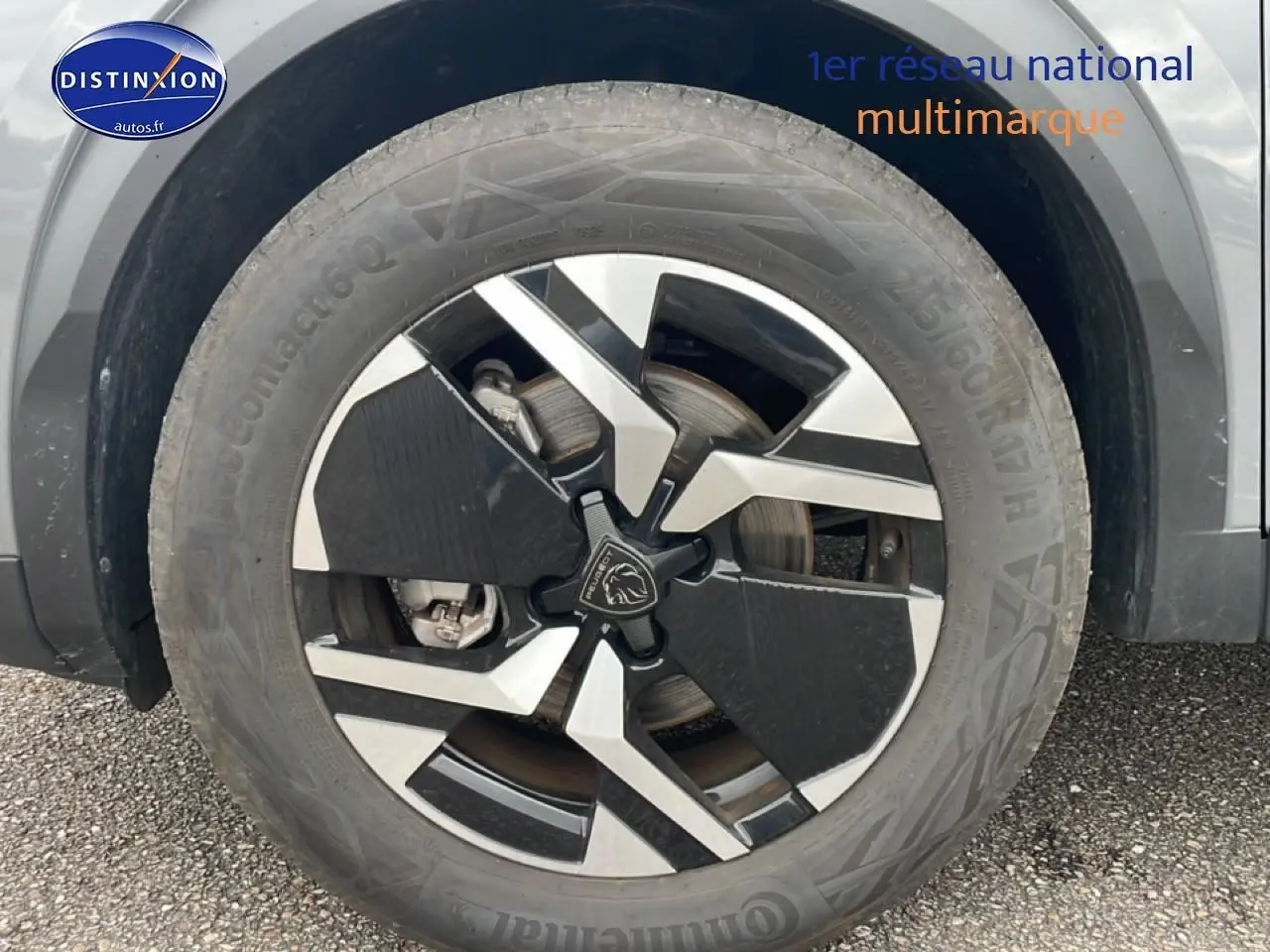 Gros plan sur la jante alu noire et argentée du côté gauche d’un Peugeot 2008 E-136 allure gris sélénite.