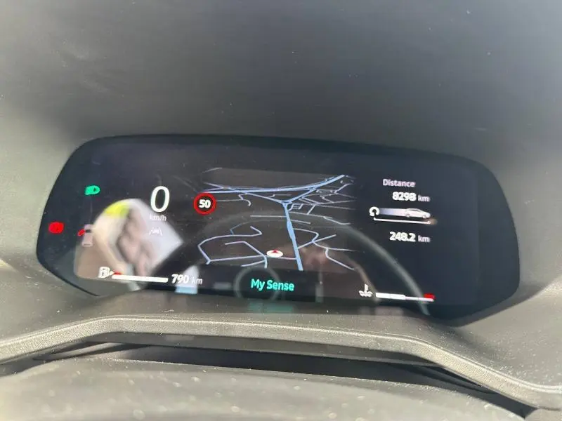 Affichage numérique du tableau de bord de la Renault Clio 2025 montrant la navigation et les informations de conduite.