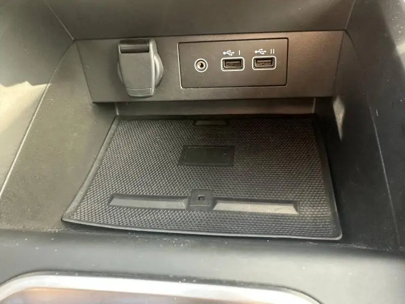 Vue rapprochée de la console centrale de la Renault Clio 2025, montrant les ports USB et prise 12V noirs.