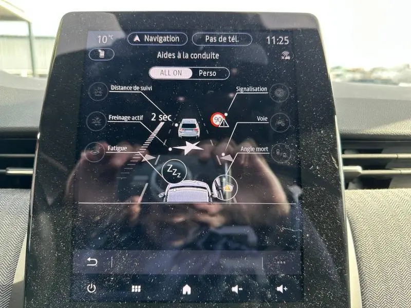 Écran tactile intérieur de la Renault Clio 1.0 TCe 90ch Techno 2025 affichant les aides à la conduite.