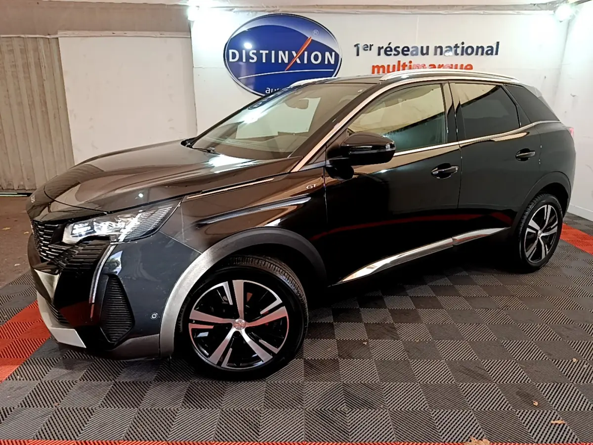 Peugeot 3008 BlueHDi 130 GT noir, vue de profil côté gauche, avec jantes alliage et détails chromés.