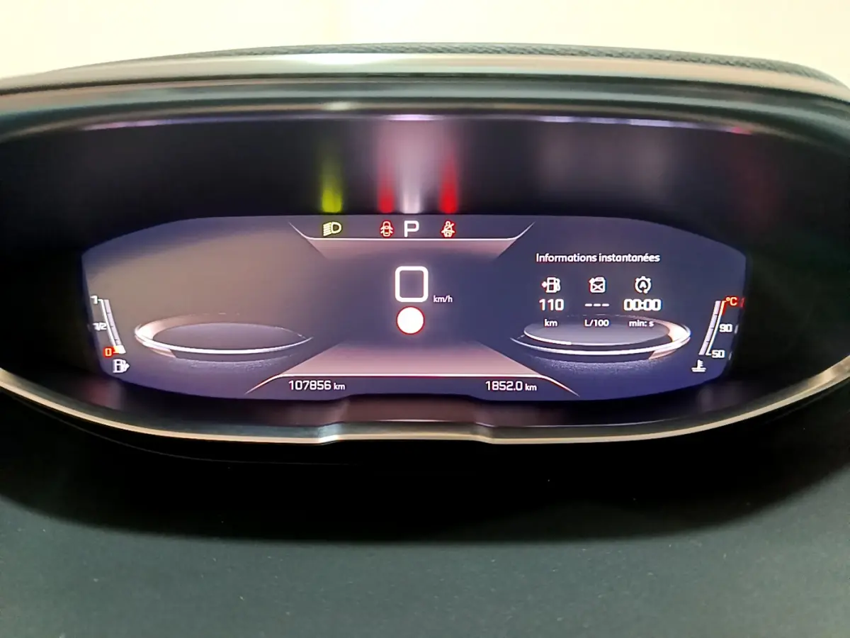 Combiné d'instruments numérique du Peugeot 3008 GT 2023 affichant la vitesse à 0 km/h et données instantanées.