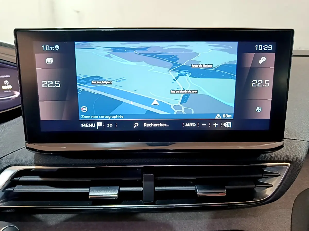 Écran tactile central du tableau de bord du Peugeot 3008 GT 2023 affichant la navigation en mode 3D.