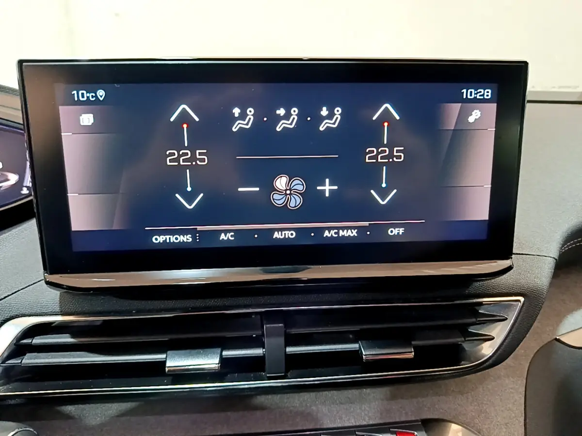 Écran tactile central affichant la climatisation bi-zone à 22,5°C sur Peugeot 3008 noir, vue intérieure rapprochée.