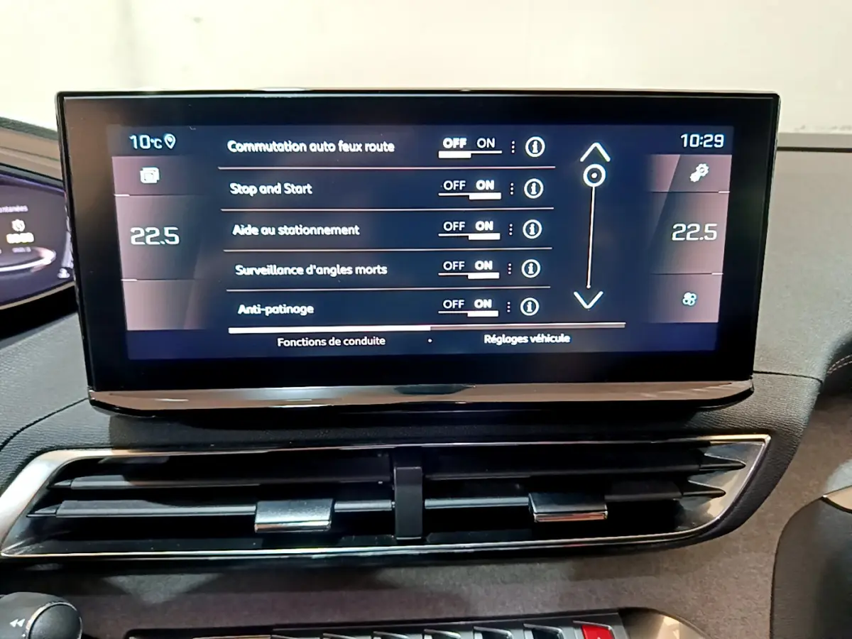 Écran tactile central affichant les réglages d'aide à la conduite dans un Peugeot 3008 noir de 2023.