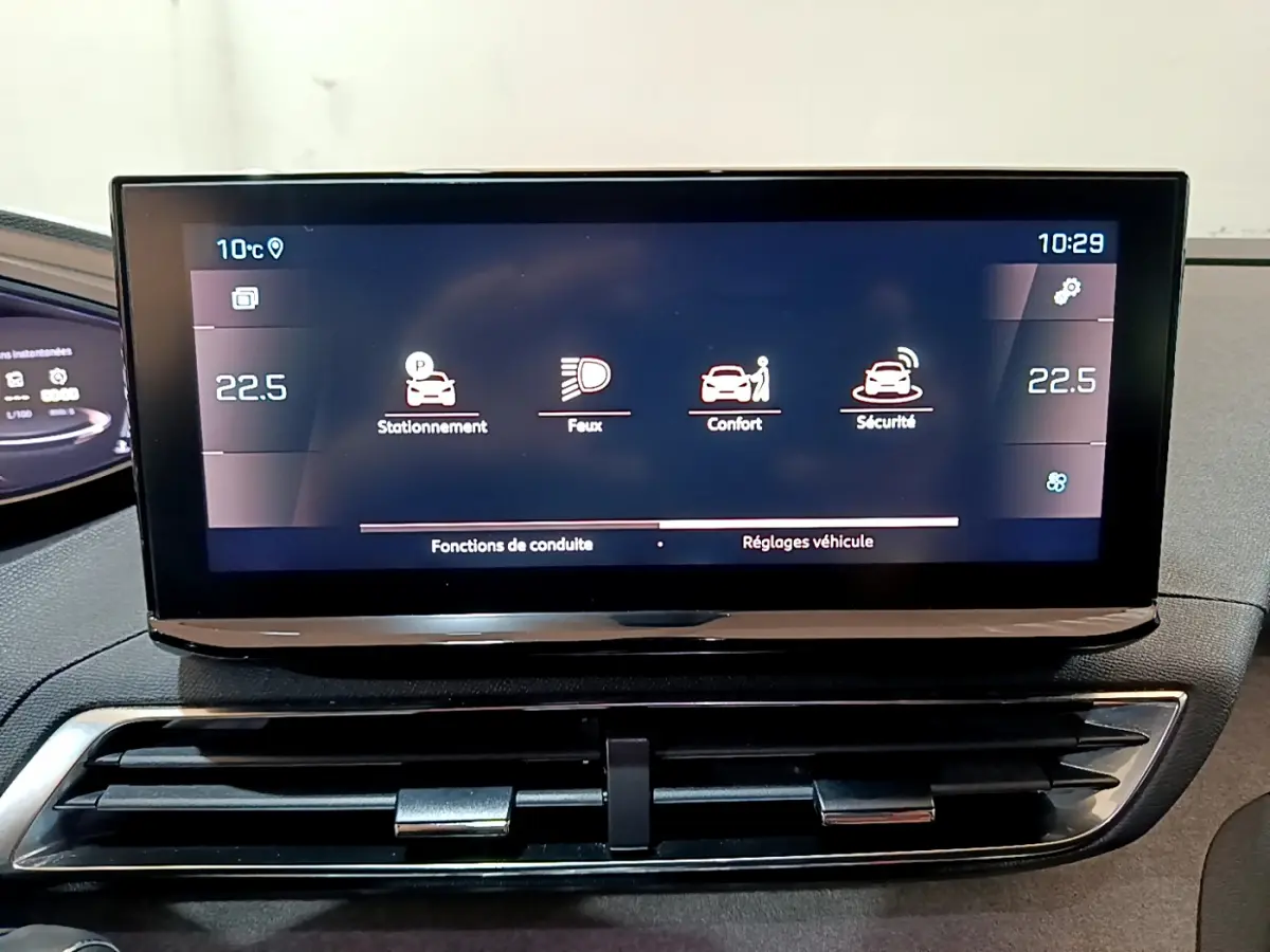 Écran tactile central du tableau de bord du Peugeot 3008 noir 2023 affichant les réglages de conduite et confort.