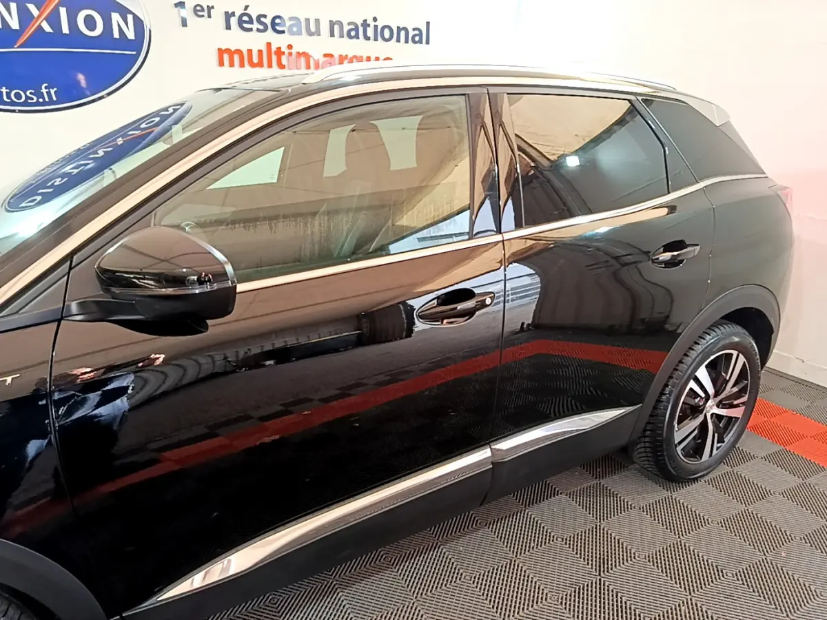 Vue latérale droite du Peugeot 3008 noir 2023 avec jantes alliage et détails chromés sur les seuils de porte.