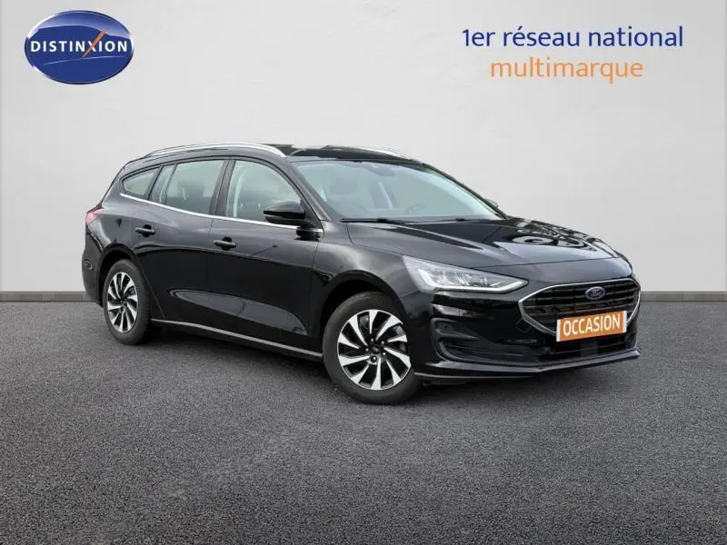 Ford Focus SW 1.0 Ecoboost Titanium noir Agate métallisé vue 3/4 avant avec jantes alliage et toit panoramique.