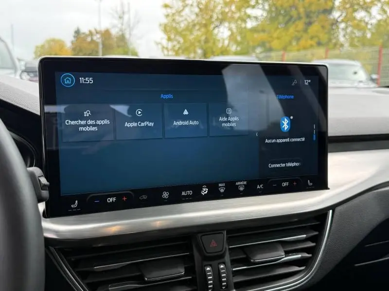 Écran tactile central du tableau de bord de la Ford Focus SW 2023, affichant les options Apple CarPlay et Android Auto.