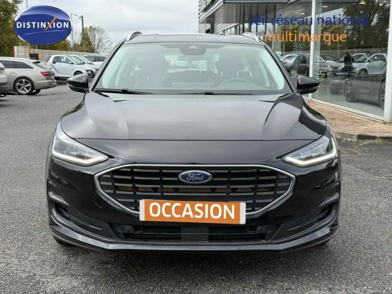 Vue avant d'une Ford Focus SW 1.0 Ecoboost Titanium 2023 en noir Agate métallisé avec plaque "OCCASION".