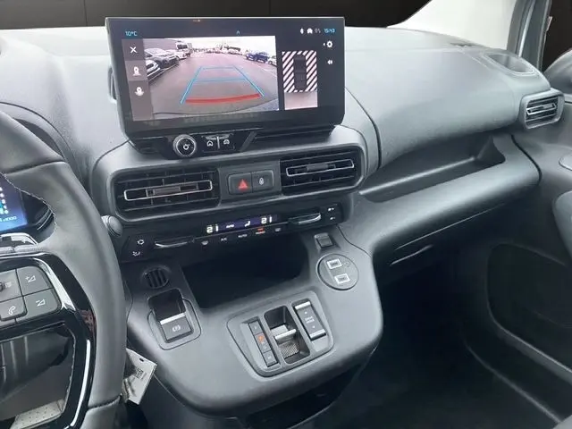 Vue intérieure du tableau de bord du Citroën Berlingo blanc, avec écran tactile central affichant la caméra de recul.
