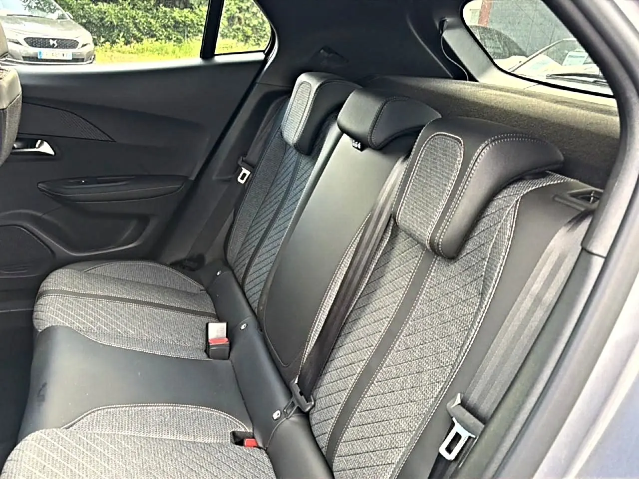 Vue intérieure côté droit de la banquette arrière en tissu gris embossé du Peugeot 2008 1.2 100 allure 2025.