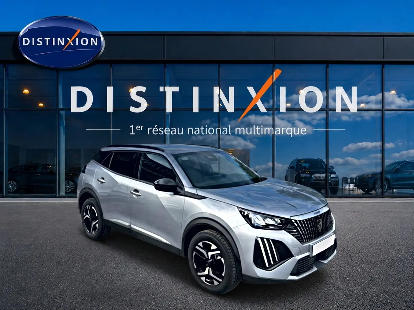 Peugeot 2008 gris Artense en 3/4 avant droit, avec jantes alu et signature lumineuse LED distinctive.