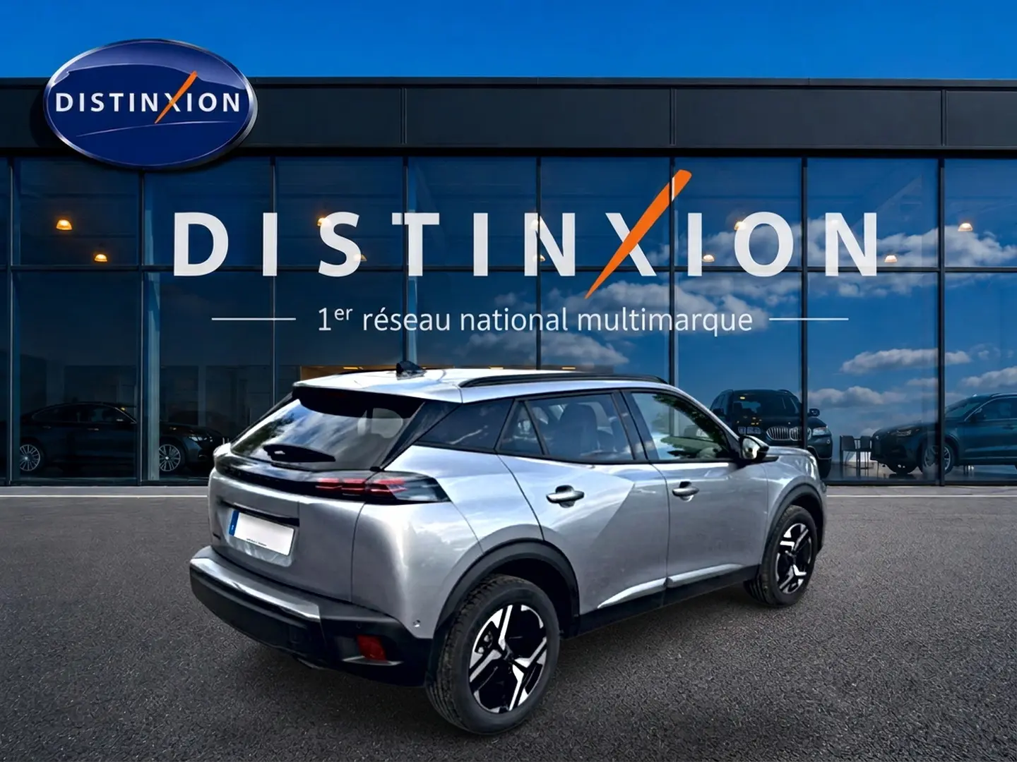 Peugeot 2008 gris Artense vue 3/4 arrière droit, avec jantes alu noires et toit noir brillant.