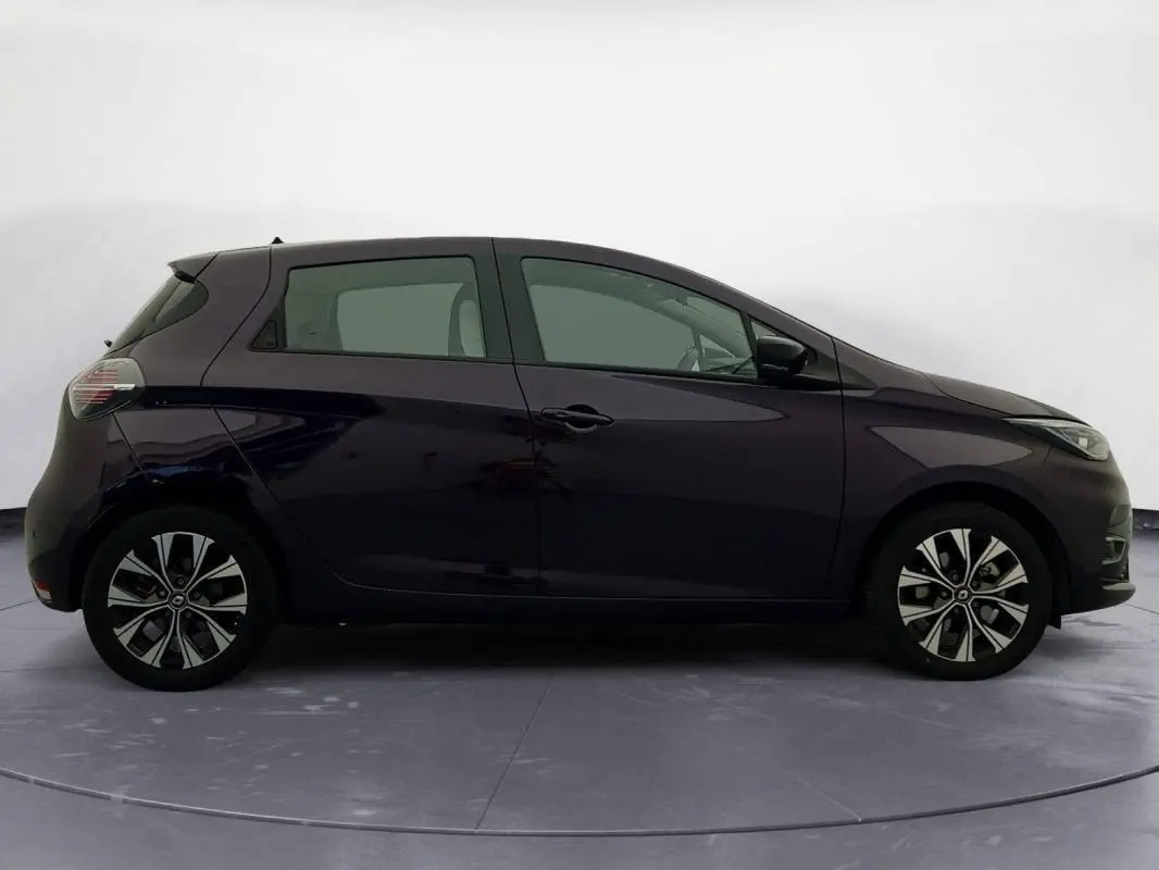 Profil côté gauche de la Renault ZOE E-Tech électrique violet 2022 avec jantes au design bicolore et lignes épurées.