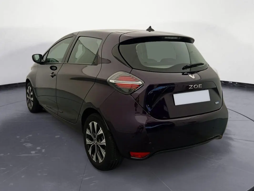 Vue 3/4 arrière droite d'une Renault ZOE E-Tech électrique 2022 violet foncé avec jantes alliage et logo ZOE visible.