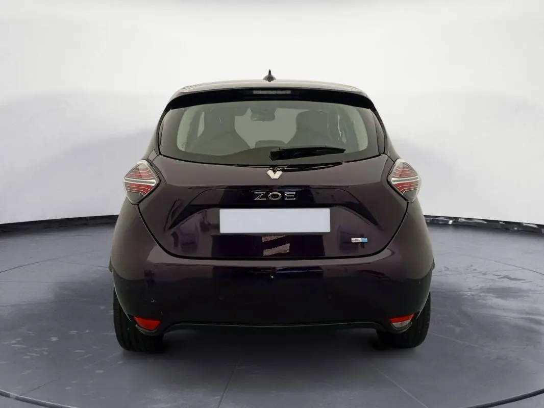 Vue arrière d'une Renault ZOE électrique violet foncé, version E-TECH R110 Evolution 2022, avec feux arrière distinctifs.