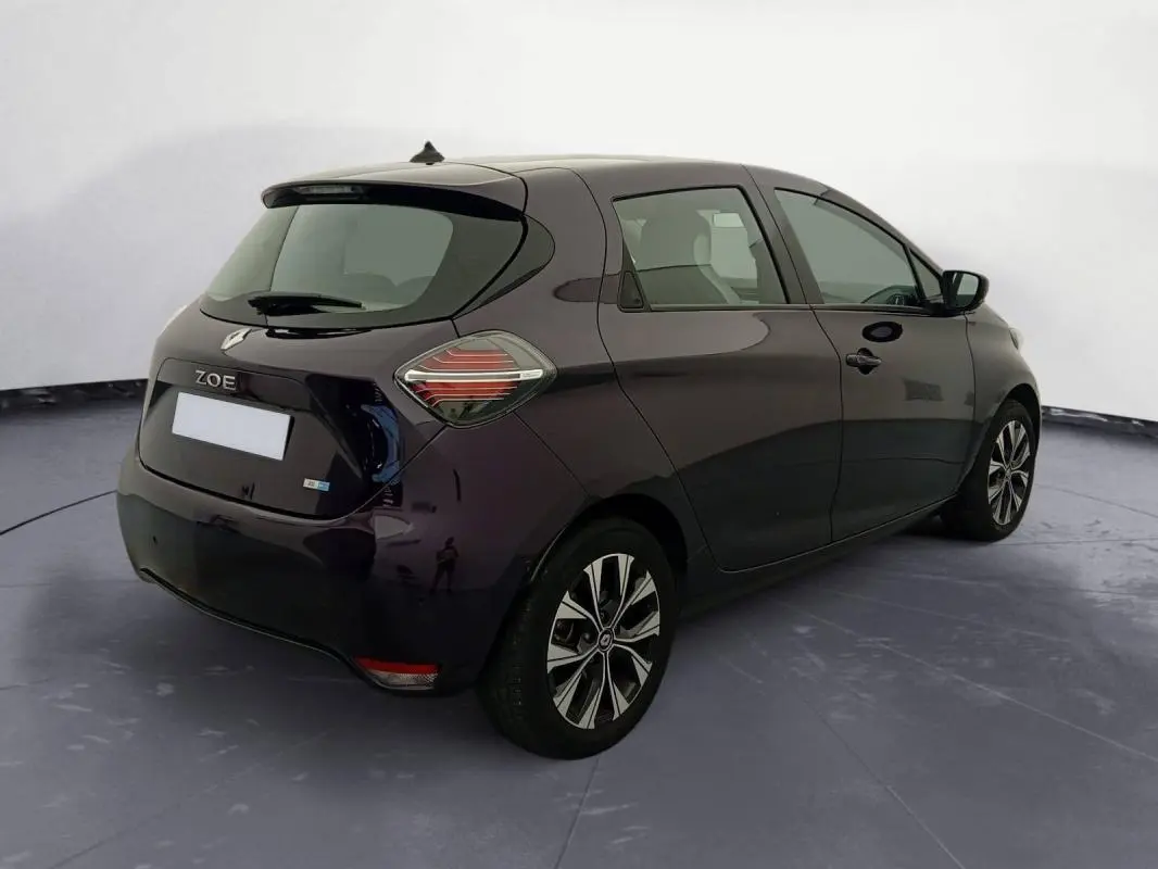 Renault ZOE E-TECH électrique violet en 3/4 arrière droit, avec feux arrière distinctifs et jantes stylisées.
