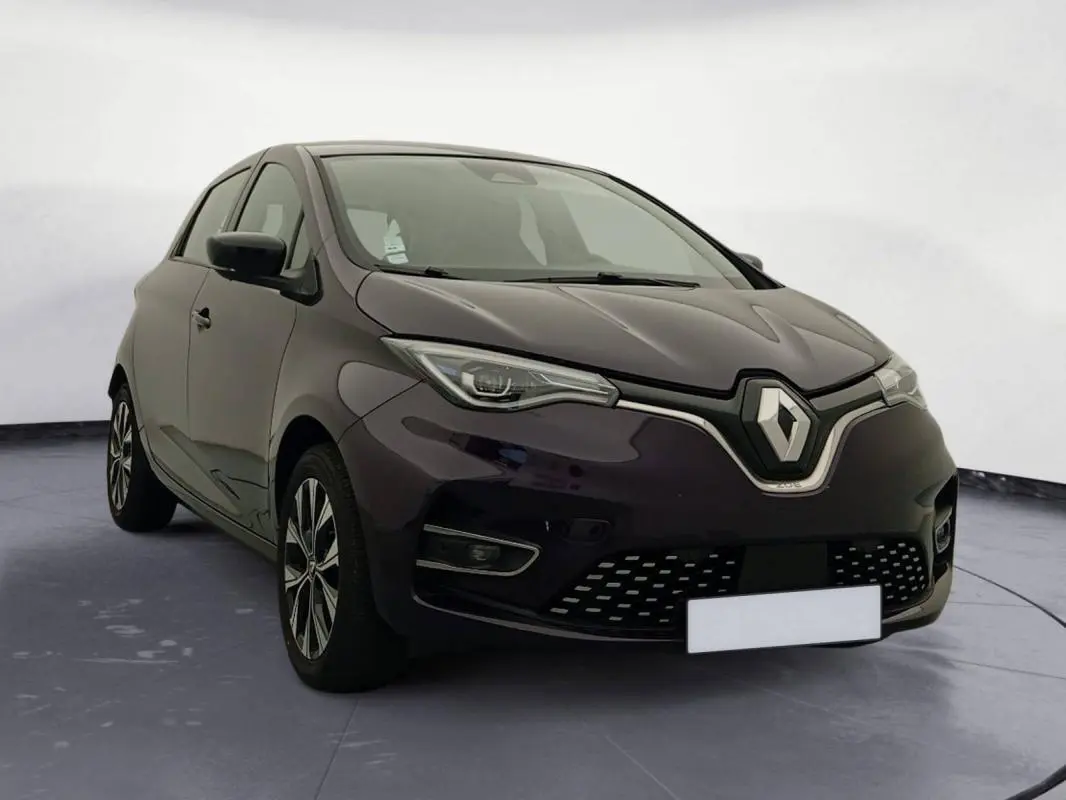 Renault ZOE E-Tech électrique violet en 3/4 avant droit, avec calandre et phares LED distinctifs, modèle 2022.