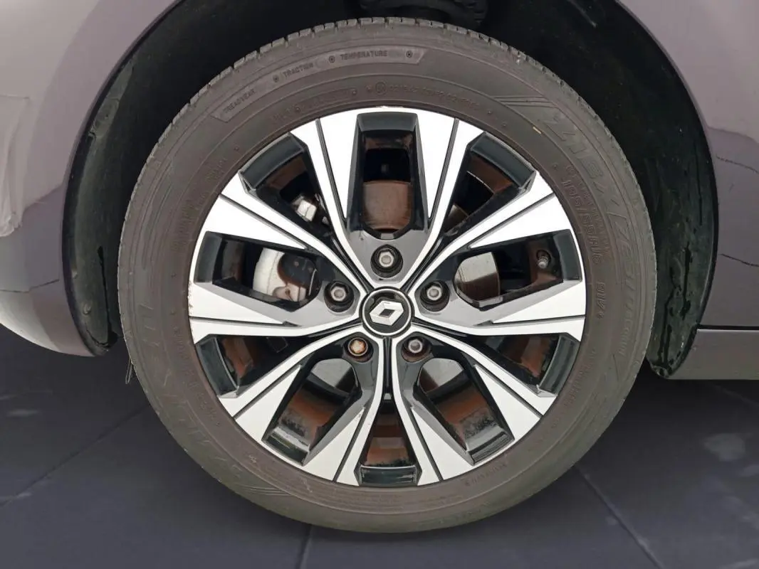 Gros plan sur la roue avant droite d'une Renault ZOE violet 2022 avec jante alliage au design moderne.