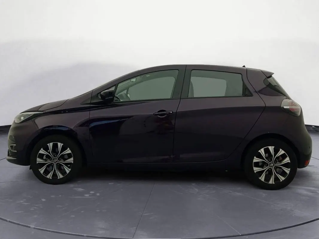 Profil côté gauche de la Renault ZOE E-TECH électrique violet 2022 avec jantes alliage distinctives.