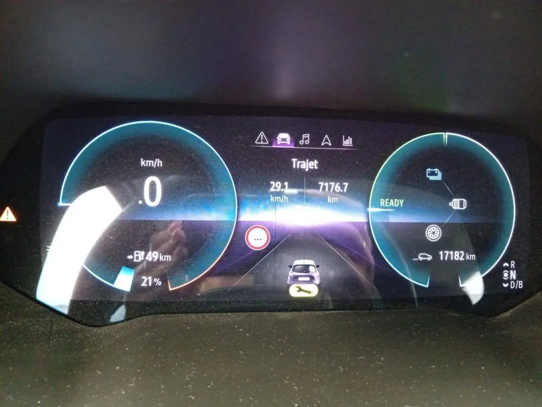 Tableau de bord numérique de Renault ZOE violet 2022, affichant vitesse, autonomie et indicateurs électriques.