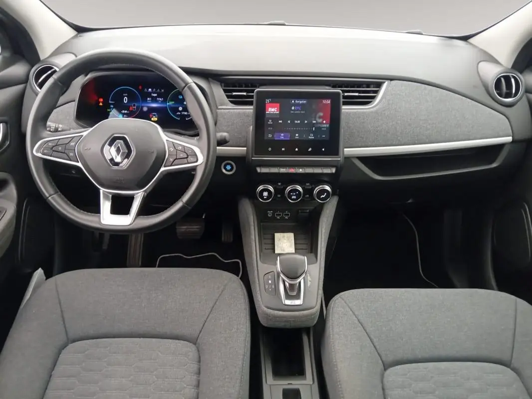 Vue intérieure du tableau de bord et volant de la Renault ZOE E-Tech électrique 2022 avec écran tactile central et sellerie grise.