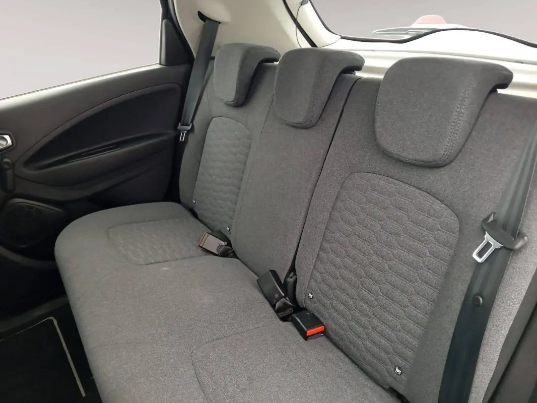 Vue intérieure du siège arrière gris foncé de la Renault ZOE E-Tech électrique 2022, avec appuie-têtes et ceintures visibles.
