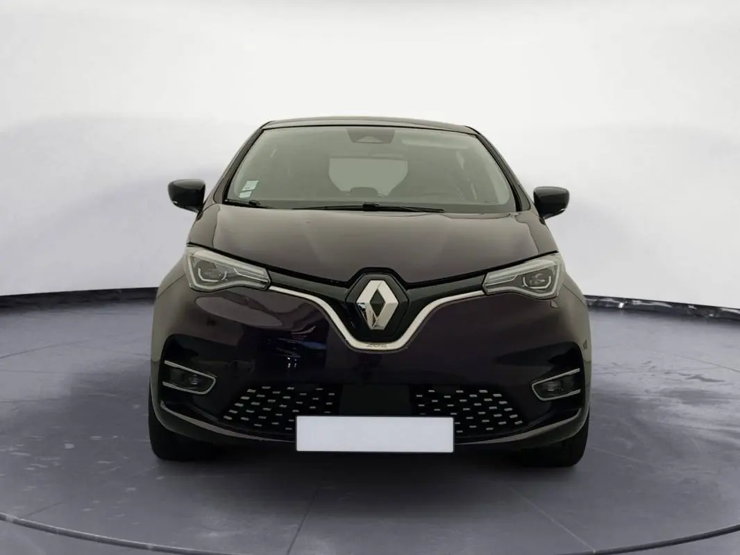 Vue avant de la Renault ZOE E-Tech électrique 2022 violet, mettant en valeur son logo central et ses phares LED distinctifs.