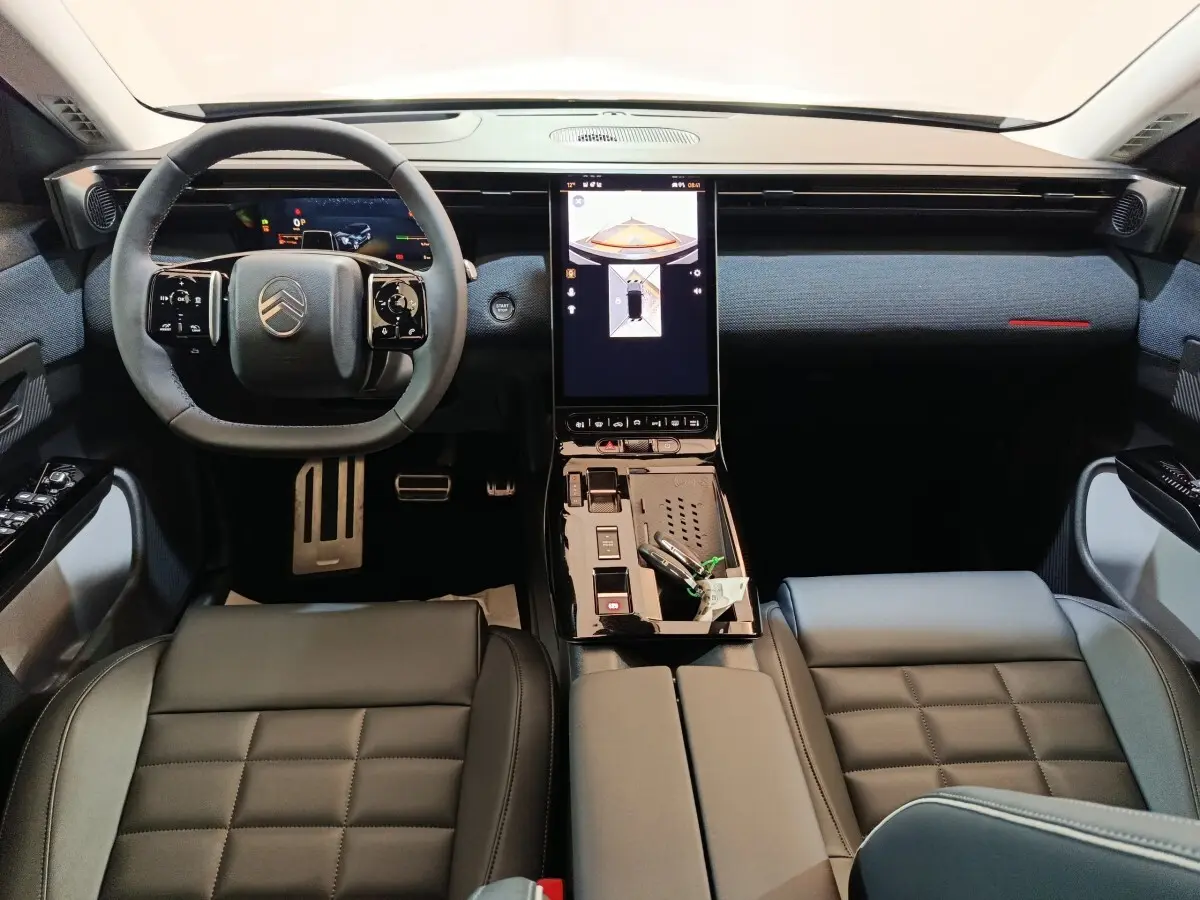 Vue intérieure avant du Citroën C5 Hybride 2026, tableau de bord moderne avec écran tactile vertical et volant cuir noir.