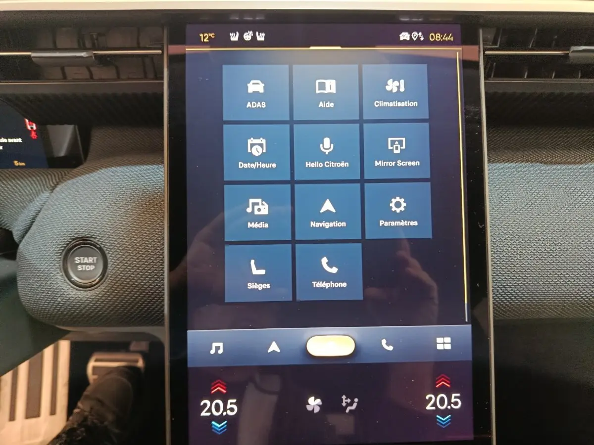 Vue rapprochée de l’écran tactile central du tableau de bord du Citroën C5 Hybride 2026 avec menu multifonctions affiché.