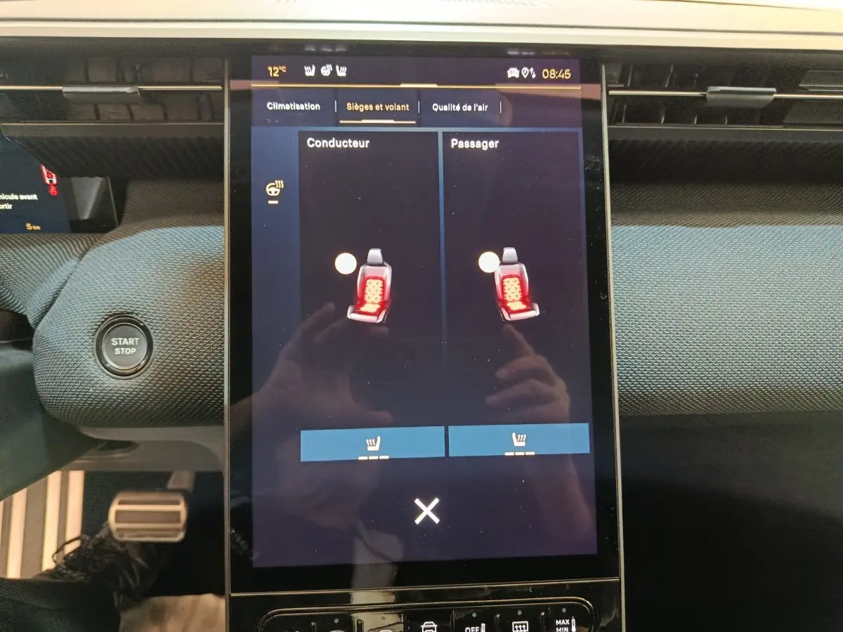 Écran tactile central affichant le réglage des sièges chauffants dans le tableau de bord de la Citroën C5 Hybride 2026.