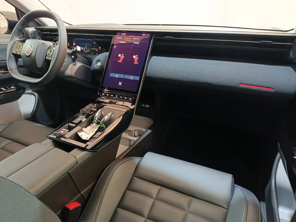 Intérieur avant de la Citroën C5 Hybride 2026, tableau de bord et console centrale avec grand écran tactile vertical.