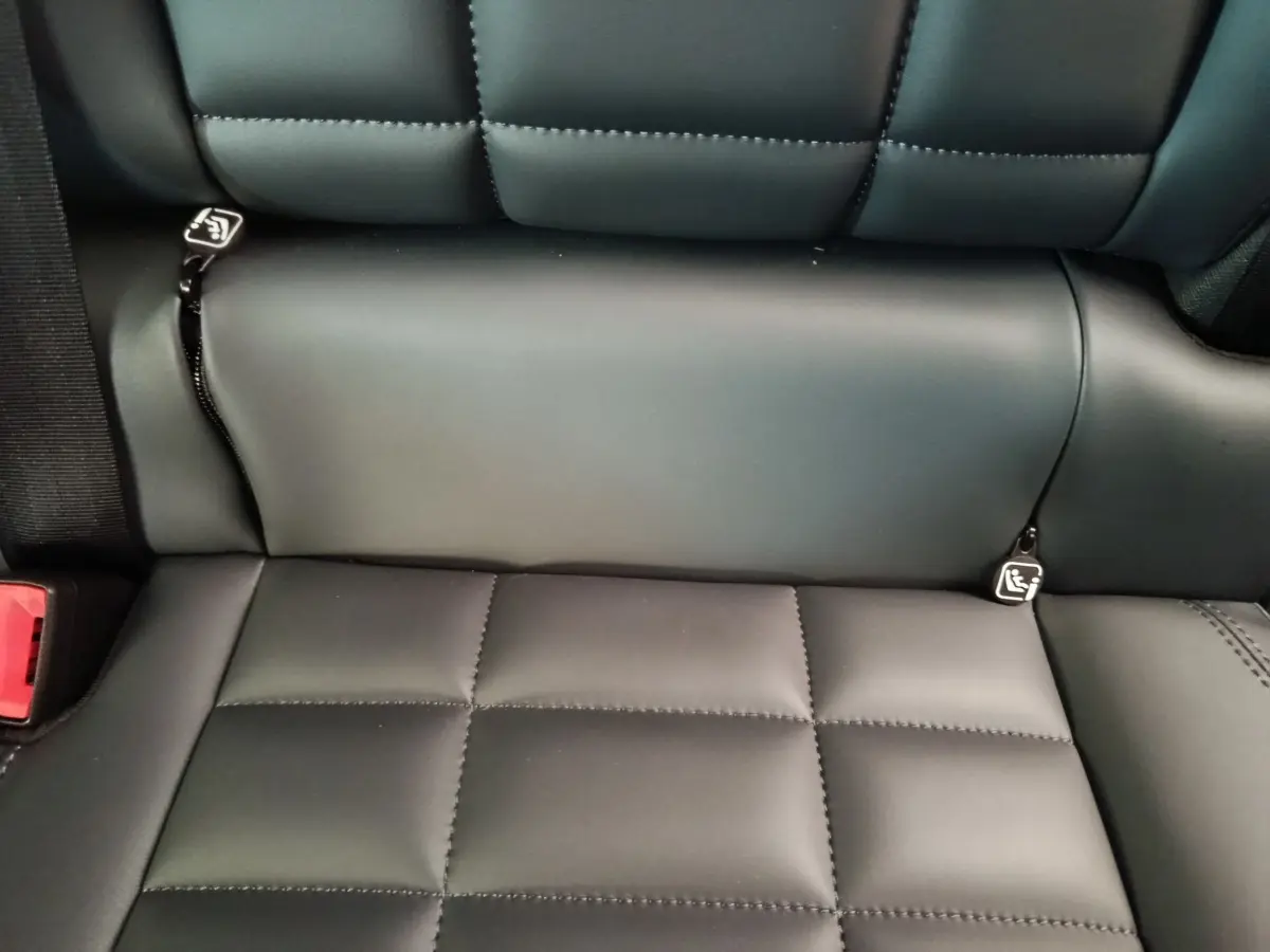 Gros plan sur la banquette arrière en cuir noir du Citroën C5 Hybride 2026, avec attaches Isofix visibles.