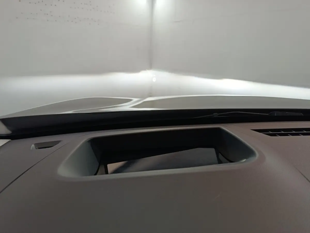 Détail du tableau de bord gris du Citroën C5 Hybride 2026 vu de l'intérieur, avec écran multifonctions encastré.